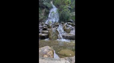 Şelale ve su doğada kayaların üzerinde akıyor.