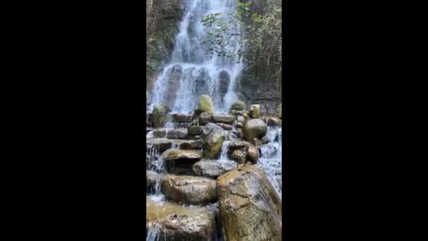 自然界の岩の上を流れる滝や水は — ストック動画