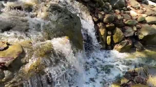 Vattenfall Och Vatten Som Rinner Över Klippor Naturen — Stockvideo