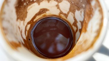 Kahve fincanında geleneksel Türk kahvesi