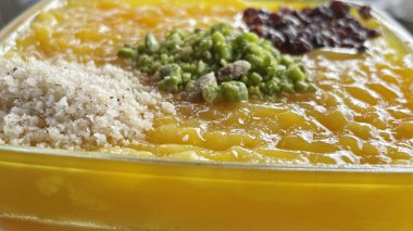 Geleneksel Türk tatlısının yanında rendelenmiş fıstık, hindistan cevizi ve kuru üzüm.. 