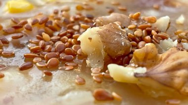 Geleneksel Türk tatlıları yemeye hazır.