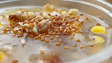 Geleneksel Türk tatlıları yemeye hazır.