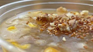 Geleneksel Türk tatlıları yemeye hazır.