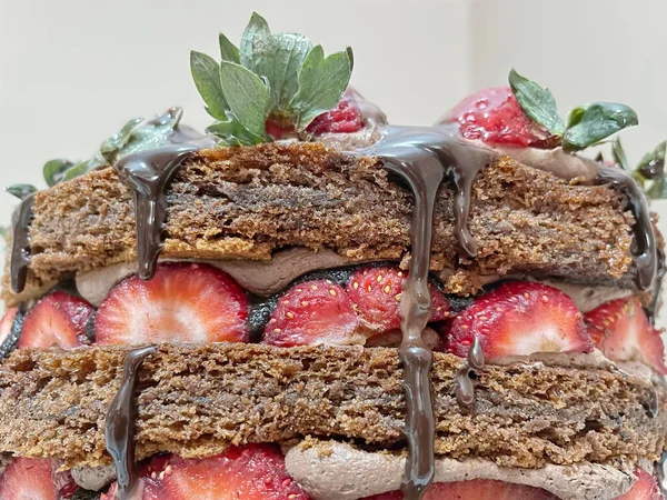Leckerer Und Verzehrfertiger Erdbeer Und Schokoladenkuchen — Stockfoto