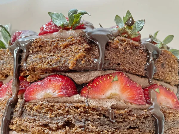 Delikat Och Ätfärdig Jordgubbe Och Chokladkaka — Stockfoto