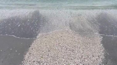 Yılmaz, İstanbul, Türkiye. 11 Ekim 2025. İstanbul 'un Yeşilköy plajı. Marmara Denizi kıyısında. Bulutlu bir sonbahar gününde sahil boyunca küçük körfezler ve teknelerle sahilin manzarası..