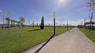 İstanbul, Türkiye. 29 Ekim 2025. İstanbul 'un eski Atatürk Havalimanı' nın Bahçesindeki yeni yeşil alanı. Türkiye 'nin en büyük şehir parkı olan Atatürk Havalimanı Millet Bahcesi' ndeki yeşil çimen ve bankların geniş görünümü.