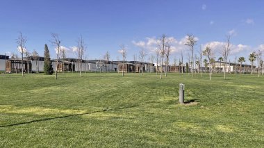 İstanbul, Türkiye. 29 Ekim 2025. İstanbul 'un eski Atatürk Havalimanı' nın Bahçesindeki yeni yeşil alanı. Türkiye 'nin en büyük şehir parkı olan Atatürk Havalimanı Millet Bahcesi' ndeki yeşil çimen ve bankların geniş görünümü.