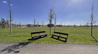 İstanbul, Türkiye. 29 Ekim 2025. İstanbul 'un eski Atatürk Havalimanı' nın Bahçesindeki yeni yeşil alanı. Türkiye 'nin en büyük şehir parkı olan Atatürk Havalimanı Millet Bahcesi' ndeki yeşil çimen ve bankların geniş görünümü.