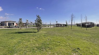 İstanbul, Türkiye. 29 Ekim 2025. İstanbul 'un eski Atatürk Havalimanı' nın Bahçesindeki yeni yeşil alanı. Türkiye 'nin en büyük şehir parkı olan Atatürk Havalimanı Millet Bahcesi' ndeki yeşil çimen ve bankların geniş görünümü.