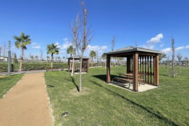 İstanbul, Türkiye. 29 Ekim 2025. İstanbul 'un eski Atatürk Havalimanı' nın Bahçesindeki yeni yeşil alanı. Türkiye 'nin en büyük şehir parkı olan Atatürk Havalimanı Millet Bahcesi' ndeki yeşil çimen ve bankların geniş görünümü.