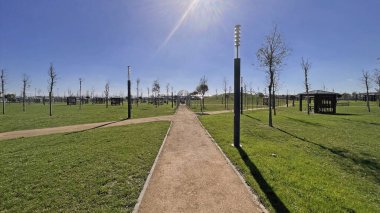 İstanbul, Türkiye. 29 Ekim 2025. İstanbul 'un eski Atatürk Havalimanı' nın Bahçesindeki yeni yeşil alanı. Türkiye 'nin en büyük şehir parkı olan Atatürk Havalimanı Millet Bahcesi' ndeki yeşil çimen ve bankların geniş görünümü.