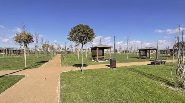 İstanbul, Türkiye. 29 Ekim 2025. İstanbul 'un eski Atatürk Havalimanı' nın Bahçesindeki yeni yeşil alanı. Türkiye 'nin en büyük şehir parkı olan Atatürk Havalimanı Millet Bahcesi' ndeki yeşil çimen ve bankların geniş görünümü.