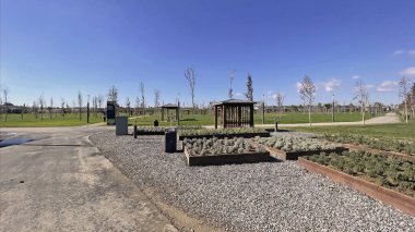 İstanbul, Türkiye. 29 Ekim 2025. İstanbul 'un eski Atatürk Havalimanı' nın Bahçesindeki yeni yeşil alanı. Türkiye 'nin en büyük şehir parkı olan Atatürk Havalimanı Millet Bahcesi' ndeki yeşil çimen ve bankların geniş görünümü.