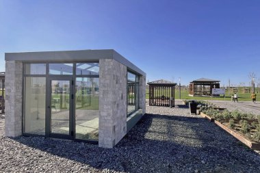 İstanbul, Türkiye. 29 Ekim 2025. İstanbul 'un eski Atatürk Havalimanı' nın Bahçesindeki yeni yeşil alanı. Türkiye 'nin en büyük şehir parkı olan Atatürk Havalimanı Millet Bahcesi' ndeki yeşil çimen ve bankların geniş görünümü.