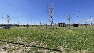 İstanbul, Türkiye. 29 Ekim 2025. İstanbul 'un eski Atatürk Havalimanı' nın Bahçesindeki yeni yeşil alanı. Türkiye 'nin en büyük şehir parkı olan Atatürk Havalimanı Millet Bahcesi' ndeki yeşil çimen ve bankların geniş görünümü.