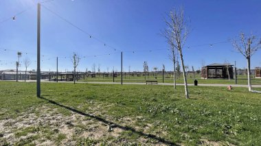 İstanbul, Türkiye. 29 Ekim 2025. İstanbul 'un eski Atatürk Havalimanı' nın Bahçesindeki yeni yeşil alanı. Türkiye 'nin en büyük şehir parkı olan Atatürk Havalimanı Millet Bahcesi' ndeki yeşil çimen ve bankların geniş görünümü.