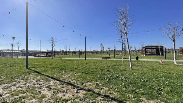 İstanbul, Türkiye. 29 Ekim 2025. İstanbul 'un eski Atatürk Havalimanı' nın Bahçesindeki yeni yeşil alanı. Türkiye 'nin en büyük şehir parkı olan Atatürk Havalimanı Millet Bahcesi' ndeki yeşil çimen ve bankların geniş görünümü.