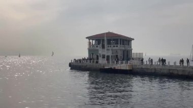 İstanbul, Türkiye. 23 Kasım 2025. İstanbul 'un Tarihi Moda İskelesi ve Marmara Denizi Manzarası. Türkiye 'nin İstanbul kentinde ikonik Moda İskelesi ve Kadiköy kıyılarından Marmara Denizi manzarası.