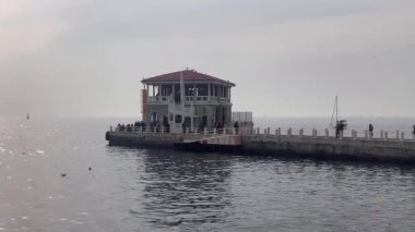 İstanbul, Türkiye. 23 Kasım 2025. İstanbul 'un Tarihi Moda İskelesi ve Marmara Denizi Manzarası. Türkiye 'nin İstanbul kentinde ikonik Moda İskelesi ve Kadiköy kıyılarından Marmara Denizi manzarası.