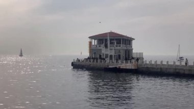 İstanbul, Türkiye. 23 Kasım 2025. İstanbul 'un Tarihi Moda İskelesi ve Marmara Denizi Manzarası. Türkiye 'nin İstanbul kentinde ikonik Moda İskelesi ve Kadiköy kıyılarından Marmara Denizi manzarası.