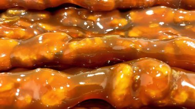 Parlak Churchkhela yakın plan. Geleneksel Türk / Gürcü cevizi ve üzüm pekmezli tatlı, Cevizli Sucuk Macro shot 'ı. Kehribar rengi, zengin doku..