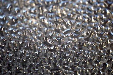 Yoğunlaşma Su Damlacıkları Doku Makro. Soğuk bir yüzeye yüksek çözünürlüklü, yüksek kontrastlı su damlaları. Özgeçmiş, soyut doku ve sıvı kavramlar için mükemmel..