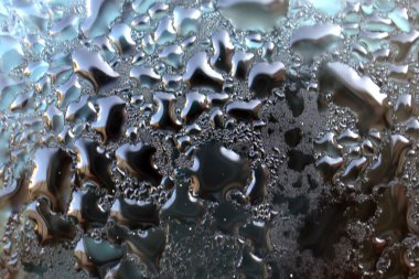 Yoğunlaşma Su Damlacıkları Doku Makro. Soğuk bir yüzeye yüksek çözünürlüklü, yüksek kontrastlı su damlaları. Özgeçmiş, soyut doku ve sıvı kavramlar için mükemmel..