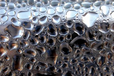 Yoğunlaşma Su Damlacıkları Doku Makro. Soğuk bir yüzeye yüksek çözünürlüklü, yüksek kontrastlı su damlaları. Özgeçmiş, soyut doku ve sıvı kavramlar için mükemmel..