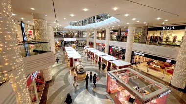 İstanbul, Trkiye. 13 Aralık 2025. Florya 'daki Aqua Florya Alışveriş Merkezi, Marmara Denizi kıyısında. Noel ve Yeni Yıl etkinlikleri boyunca alışveriş merkezlerinin manzarası.