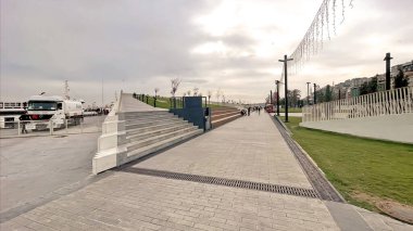 İstanbul, Türkiye. 5 Aralık 2025. İstanbul 'daki Kabatas Feribot Terminali ve Boğaz Sahil Hattı. Kabatas rıhtımında feribotları kenetlenmiş modern yaya geçidi. Yeni yenilenmiş Kabatas kıyı şeridi ve yolcu feribot merkezinin manzarası..