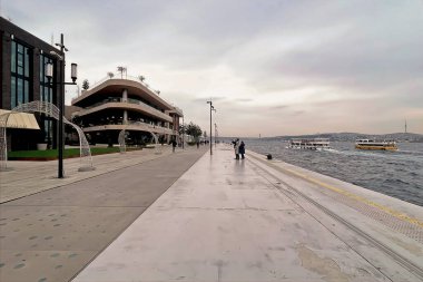 İstanbul, Türkiye. 5 Aralık 2025. Galataport, İstanbullar 'ın başlıca gemi terminali ve yaşam tarzı merkezinin modern ve şık atmosferi. Galataport İstanbul Boğazı Rıhtımı. Galataport limanında modern mimari ve lüks perakende satış.