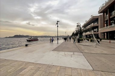 İstanbul, Türkiye. 5 Aralık 2025. Galataport, İstanbullar 'ın başlıca gemi terminali ve yaşam tarzı merkezinin modern ve şık atmosferi. Galataport İstanbul Boğazı Rıhtımı. Galataport limanında modern mimari ve lüks perakende satış.