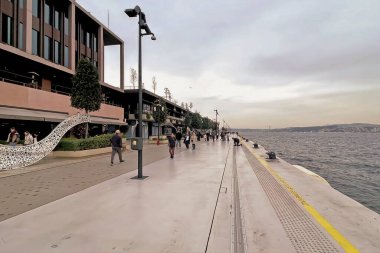 İstanbul, Türkiye. 5 Aralık 2025. Galataport, İstanbullar 'ın başlıca gemi terminali ve yaşam tarzı merkezinin modern ve şık atmosferi. Galataport İstanbul Boğazı Rıhtımı. Galataport limanında modern mimari ve lüks perakende satış.