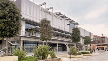 İstanbul, Türkiye. 5 Aralık 2025. İstanbul Modern Sanat Müzesi Mimarisi Galataban.Bulutlu bir gökyüzü altında endüstriyel cam tasarımı ve çağdaş heykelin yer aldığı Galataport 'taki İstanbul Modern Sanat Müzesi' nin modern dış görünüşü.