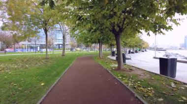 Bekir, İstanbul.Türkiye. 23 Aralık 2025, Bakırköy, İstanbul. Marmara Denizi boyunca uzanan sarı yapraklı ağaçlarla kaplı sakin bir yürüyüş yolu, Türkiye 'de kışın huzurlu bir şekilde düşüşünü yakalıyor..