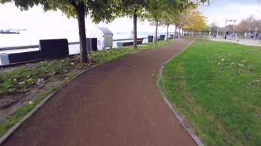 Bekir, İstanbul.Türkiye. 23 Aralık 2025, Bakırköy, İstanbul. Marmara Denizi boyunca uzanan sarı yapraklı ağaçlarla kaplı sakin bir yürüyüş yolu, Türkiye 'de kışın huzurlu bir şekilde düşüşünü yakalıyor..