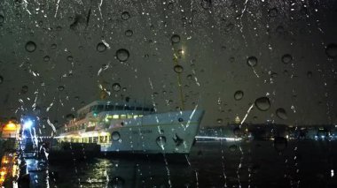 İstanbul, Türkiye. 19 Ocak 2026. İstanbul, Avrupa ve Asya kıtaları arasındaki rüya şehir. Eminonu Bölgesi, Boğaz kıyısında. Tarihi ve turistik meydanlar ve kıyılar. Karanlık ve sabahın köründe. İstanbul 'da hayat başlıyor.