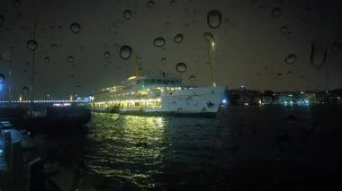 İstanbul, Türkiye. 19 Ocak 2026. İstanbul, Avrupa ve Asya kıtaları arasındaki rüya şehir. Eminonu Bölgesi, Boğaz kıyısında. Tarihi ve turistik meydanlar ve kıyılar. Karanlık ve sabahın köründe. İstanbul 'da hayat başlıyor.