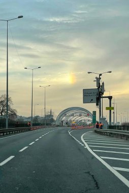 İstanbul, Türkiye, 8 Şubat 2026. Avrasya Tüneli, İstanbul 'un Avrupa ve Asya taraflarını Marmara Denizi' nin altına bağlayan yüksek teknolojili bir tünel. Sabahın erken saatlerinde araç Avrupa tarafından Asya tarafına geçiyor..