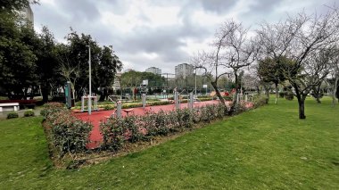 Atakoy, İstanbul, Türkiye. 27 Şubat 2026.Ramazan Yesil Parkı, Atakoy, İstanbul.İstanbul 'un Atakoy ilçesinde yürüyüş yolları, çocuk oyun alanları ve yeşil kentsel alanların yer aldığı modern bir halk parkı..
