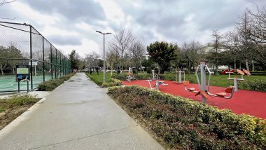 Atakoy, İstanbul, Türkiye. 27 Şubat 2026.Ramazan Yesil Parkı, Atakoy, İstanbul.İstanbul 'un Atakoy ilçesinde yürüyüş yolları, çocuk oyun alanları ve yeşil kentsel alanların yer aldığı modern bir halk parkı..