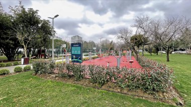Atakoy, İstanbul, Türkiye. 27 Şubat 2026.Ramazan Yesil Parkı, Atakoy, İstanbul.İstanbul 'un Atakoy ilçesinde yürüyüş yolları, çocuk oyun alanları ve yeşil kentsel alanların yer aldığı modern bir halk parkı..