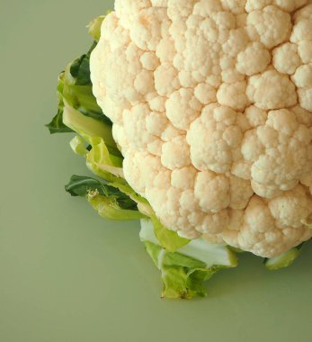 Bütün bir karnabahar yerde duruyor.,