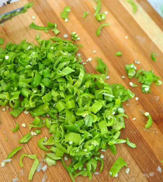 Pimientos Verdes Finamente Picados Tabla Cortar — Foto de Stock