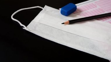 Coronavirus ve öğrenci sınavları, maske ve optik sınav kağıdı,