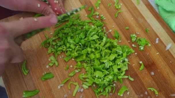 Fijn Gehakte Groene Paprika Snijplank — Stockvideo