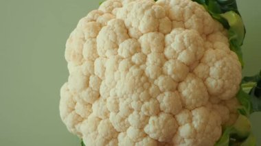 Karnabahar sebzesine dokunan bir el, yakın plan karnabahar.,