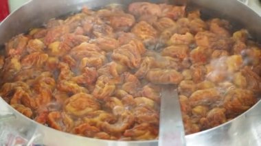 Kompote, kayısı kompostosu bir tencerede kaynıyor, kurutulmuş kayısıyla kompostolanmış.,